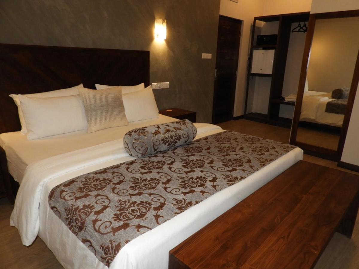 Sapphire Seas Beachfront Hotel Hikkaduwa Exterior photo