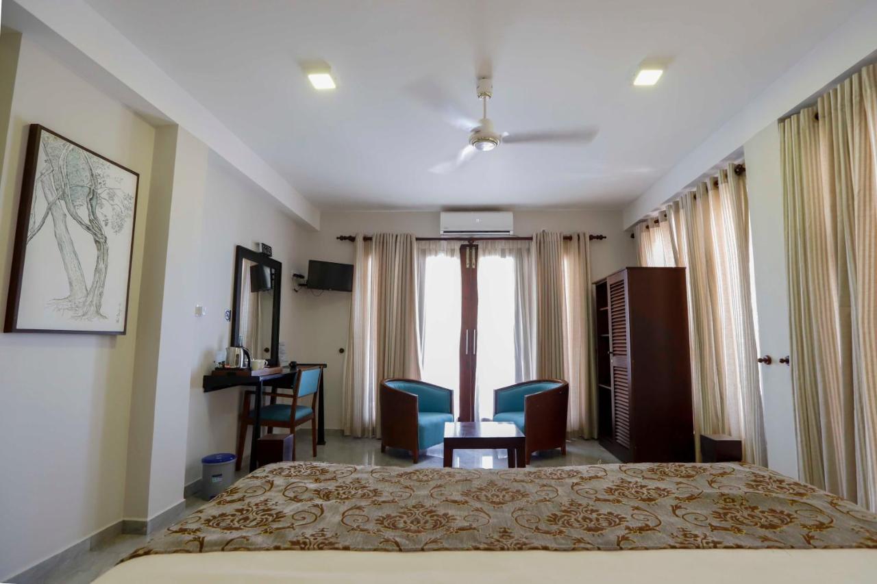 Sapphire Seas Beachfront Hotel Hikkaduwa Exterior photo